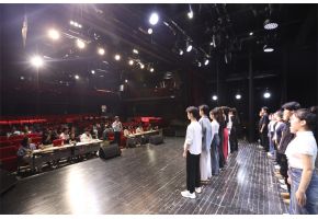日本美女靠比网站高三年级表演专业举行阶段考试